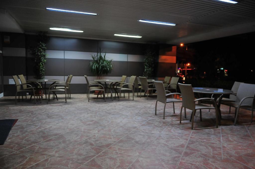 קריובה Hotel Emma Est מראה חיצוני תמונה