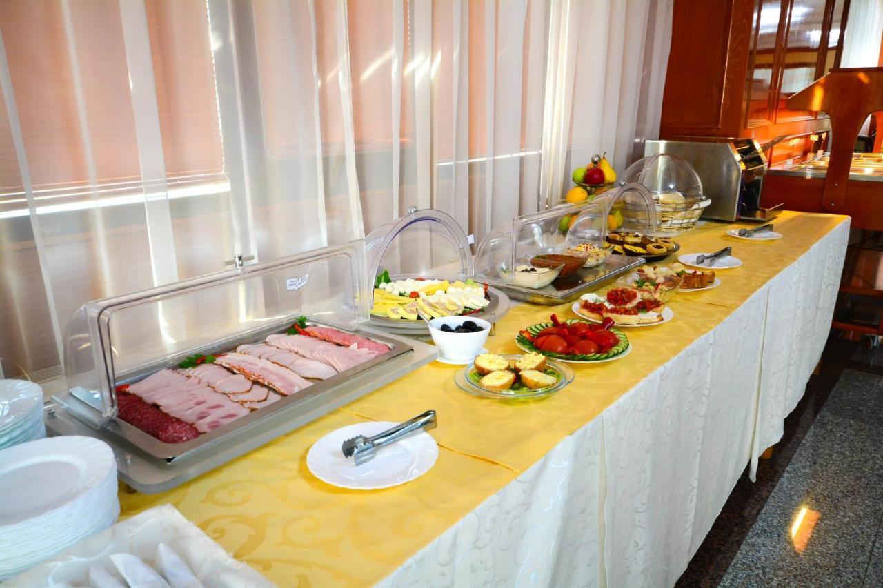 קריובה Hotel Emma Est מראה חיצוני תמונה